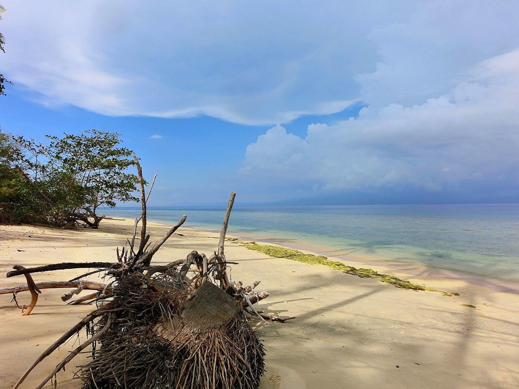 Onong Resort Siladen Island Esterno foto